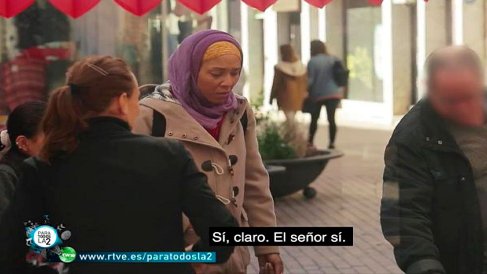 Para Todos La 2 - Una cámara oculta grabó en Barcelona las reacciones de la gente ante un hecho claramente racista