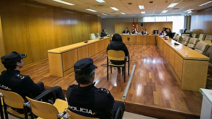 Telediario 1 - La Fiscalía de Madrid pide 14 años de prisión para la madre que arrojó a su hijo a un contenedor de basura