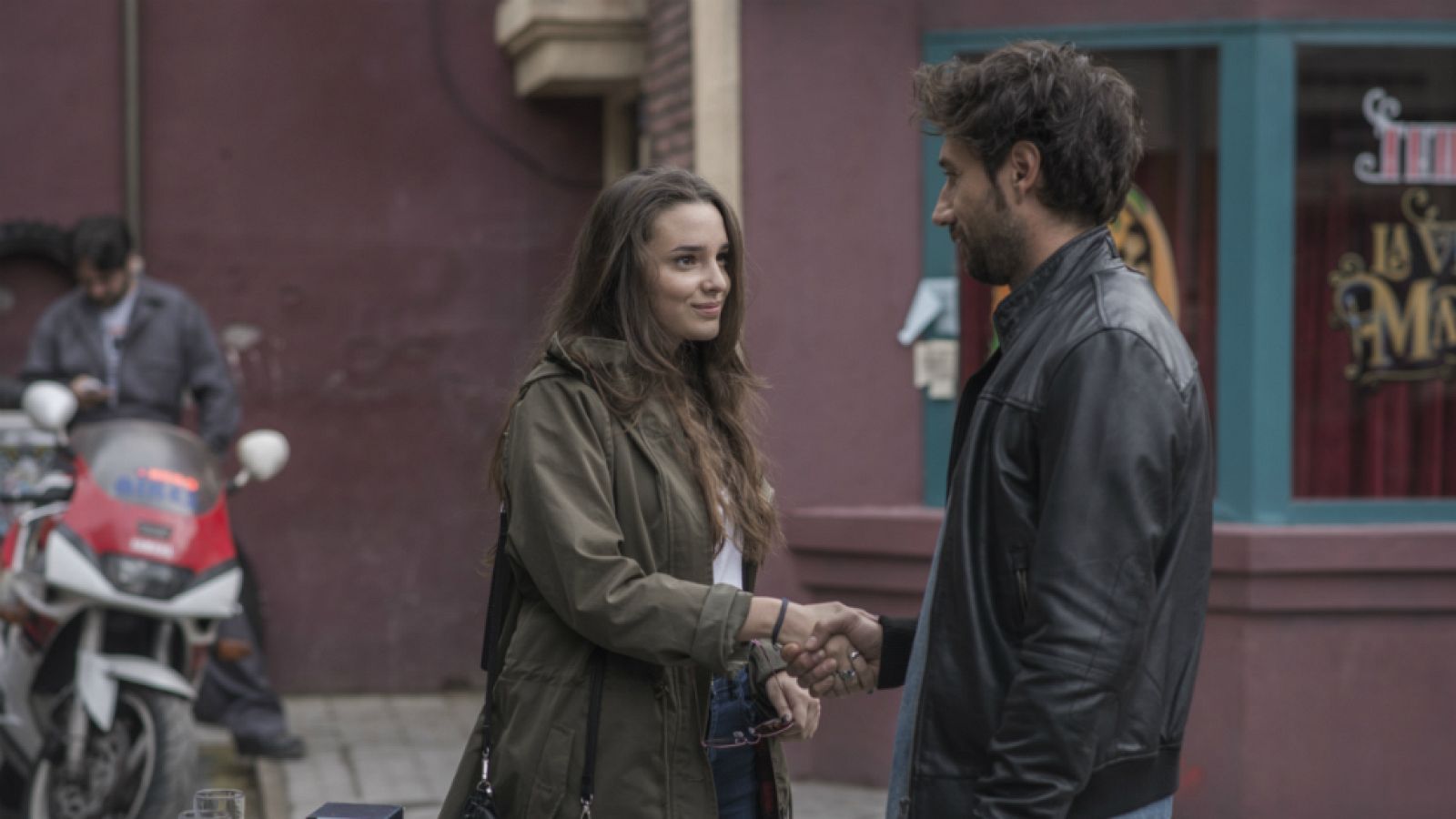 iFamily - Laura llega a un trato con su tío Kike para mantener unidos a los hermanos