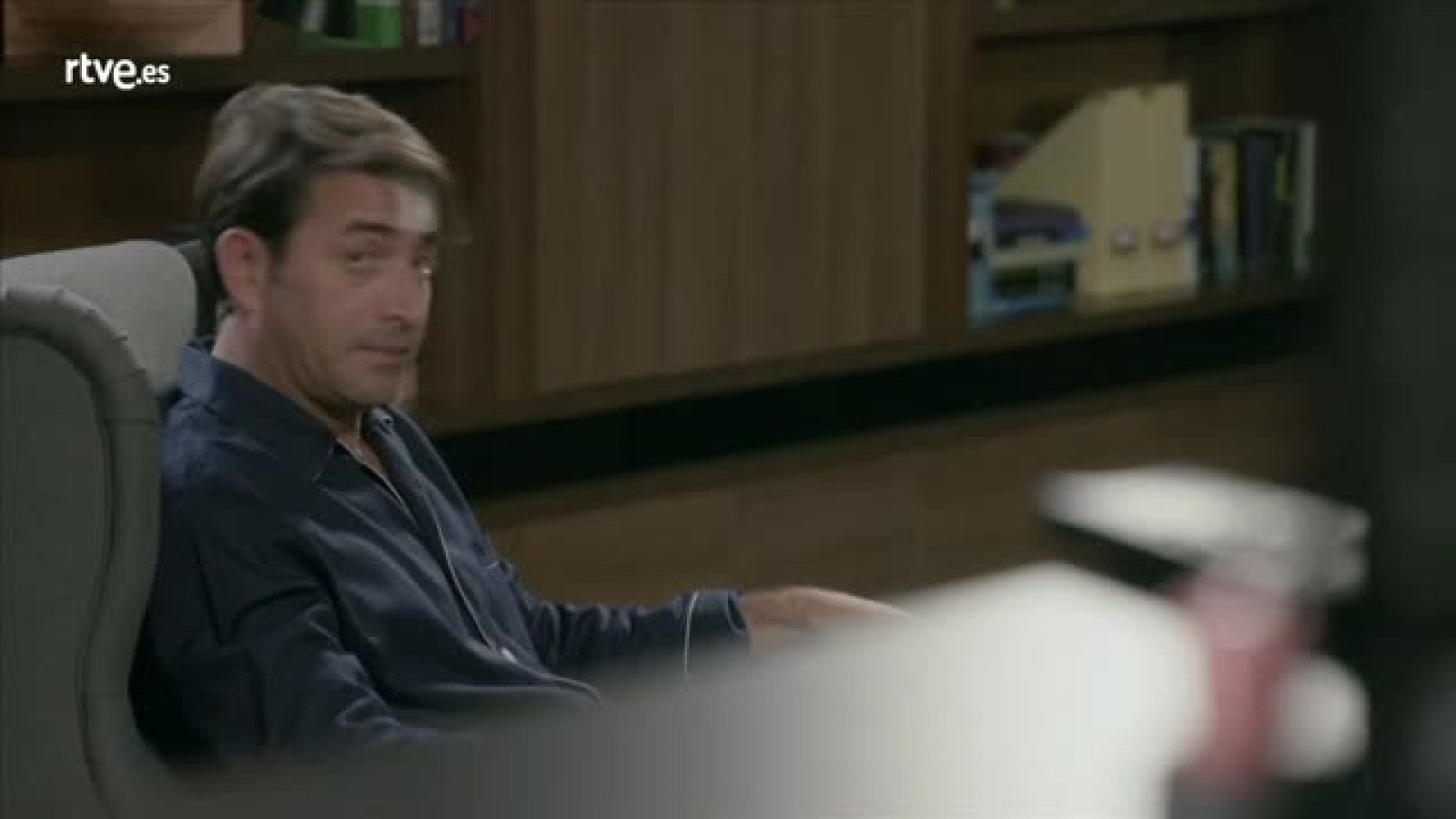 iFamily - Kike aprovecha el coma de su hermano para pegarle con un martillo