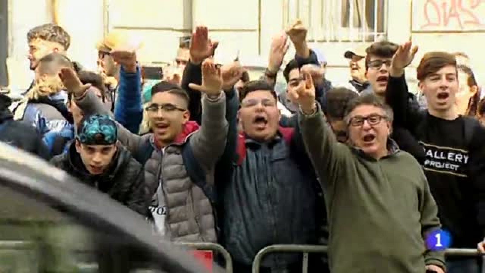 Centenares de hinchas napolitanos reciben al Real Madrid | Ver