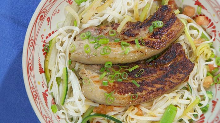 RTVE Cocina - Fideos de arroz con cerdo crujiente