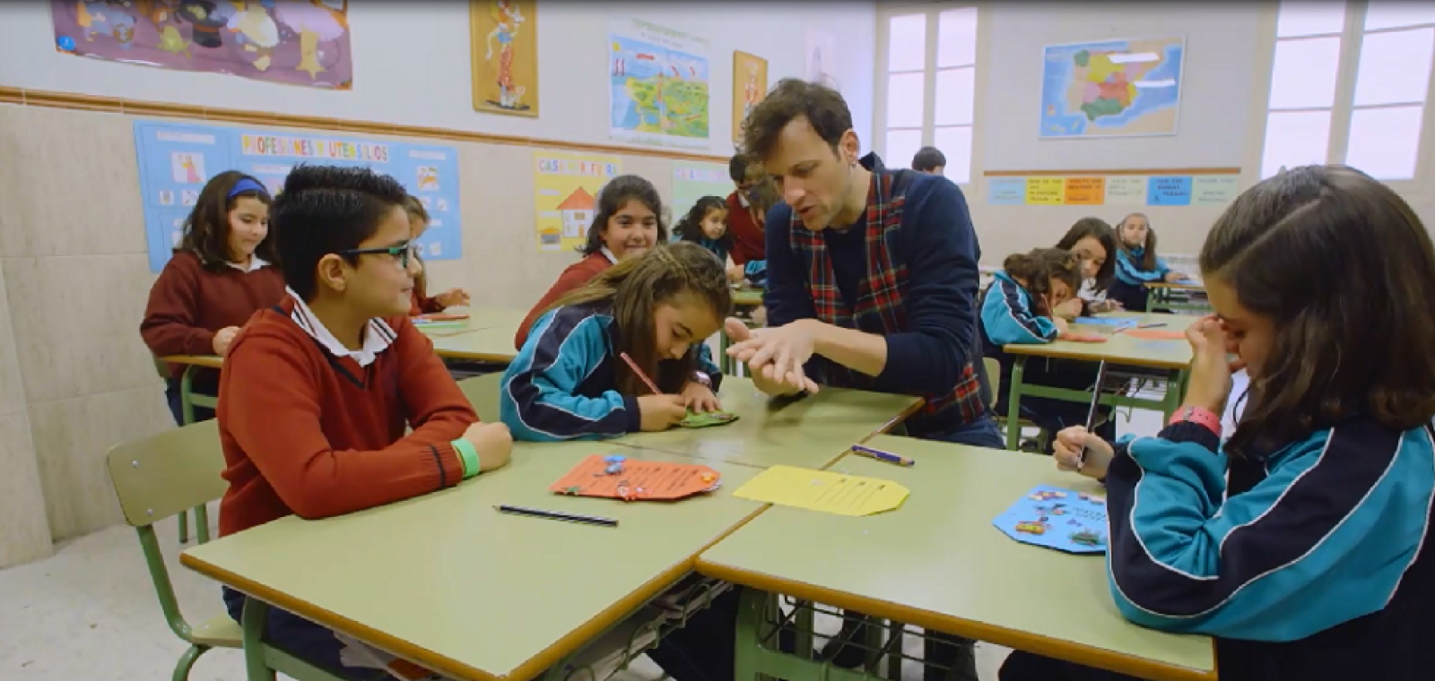 Edu Soto pregunta a la clase qué deseos pedirán al árbol - El árbol de los deseos | Ver