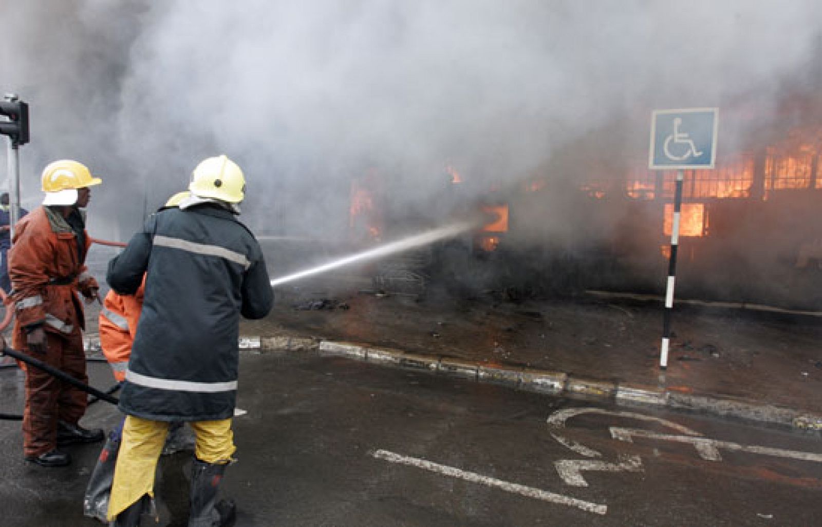 Un incendio desatado en un mercado en el centro de Nairobi, Kenia, provoca la evacuación de miles de personas | Ver