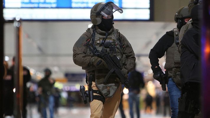 La noche en 24h - Varios heridos y dos detenidos en un ataque con hacha en la estación de Düsseldorf