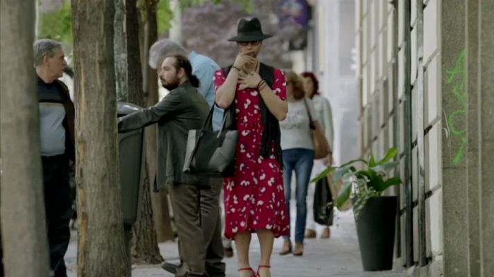 iFamily - Kike se viste de mujer para escapar de unos matones