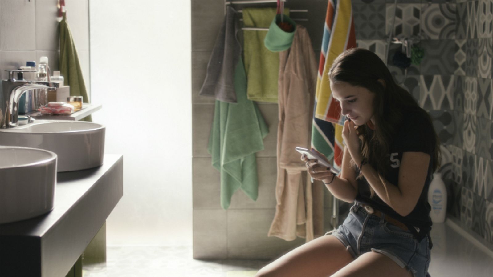 iFamily - Laura, chantajeada con un vídeo por un chico del instituto