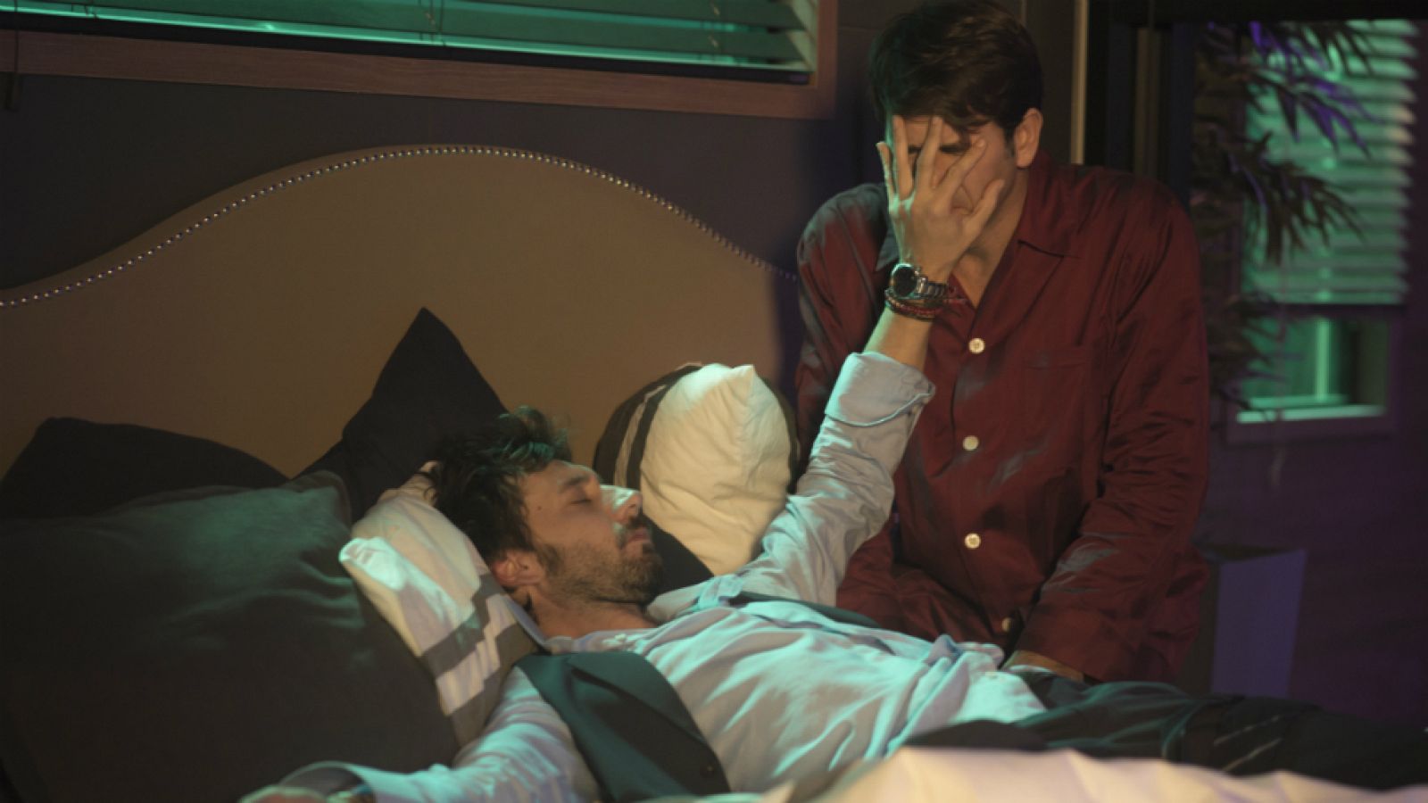 iFamily - Luis sorprende de noche a Kike para asustarle y Ana le salva el cuello