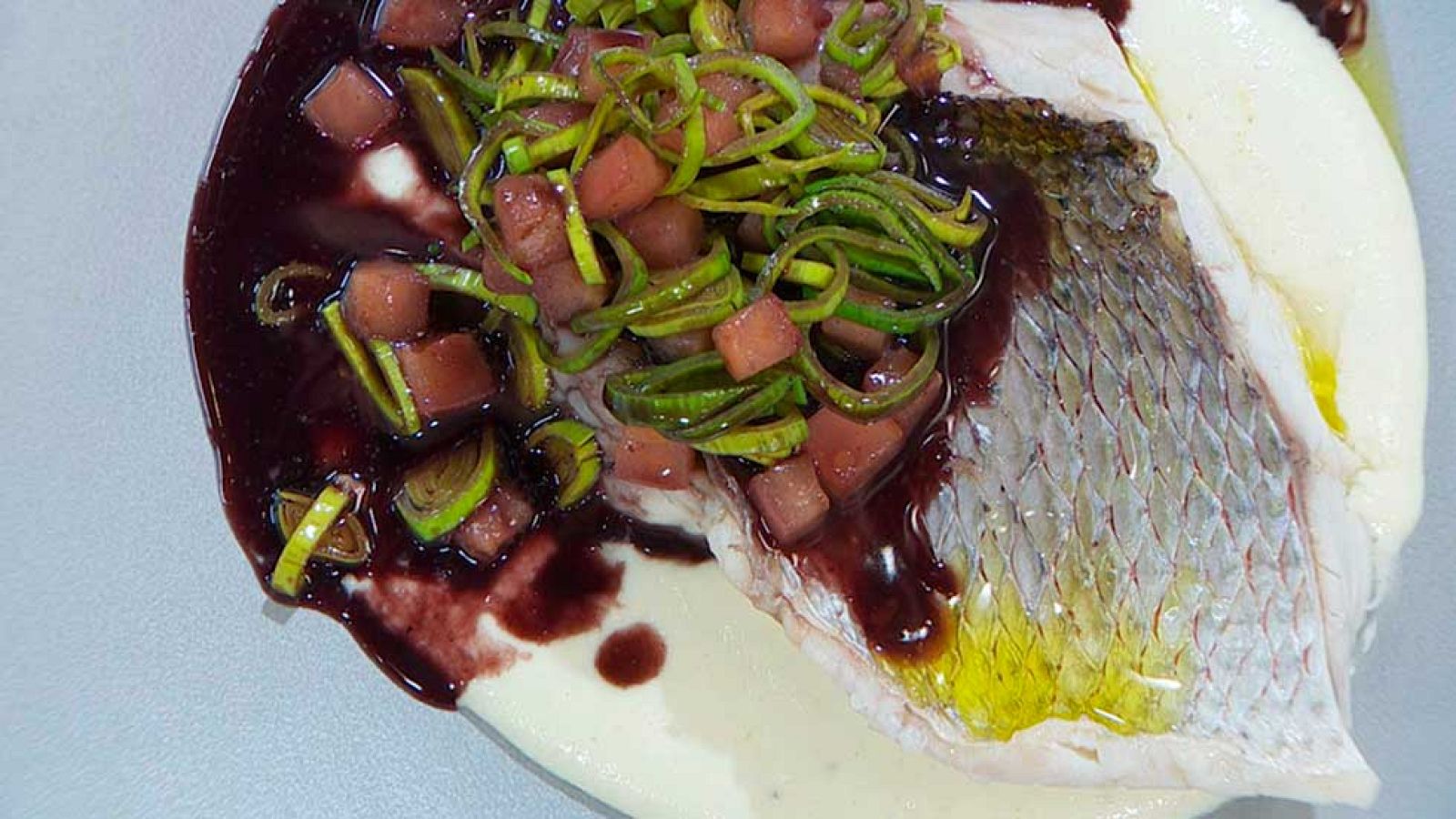 Torres en la cocina - Dentón con salsa de vino tinto