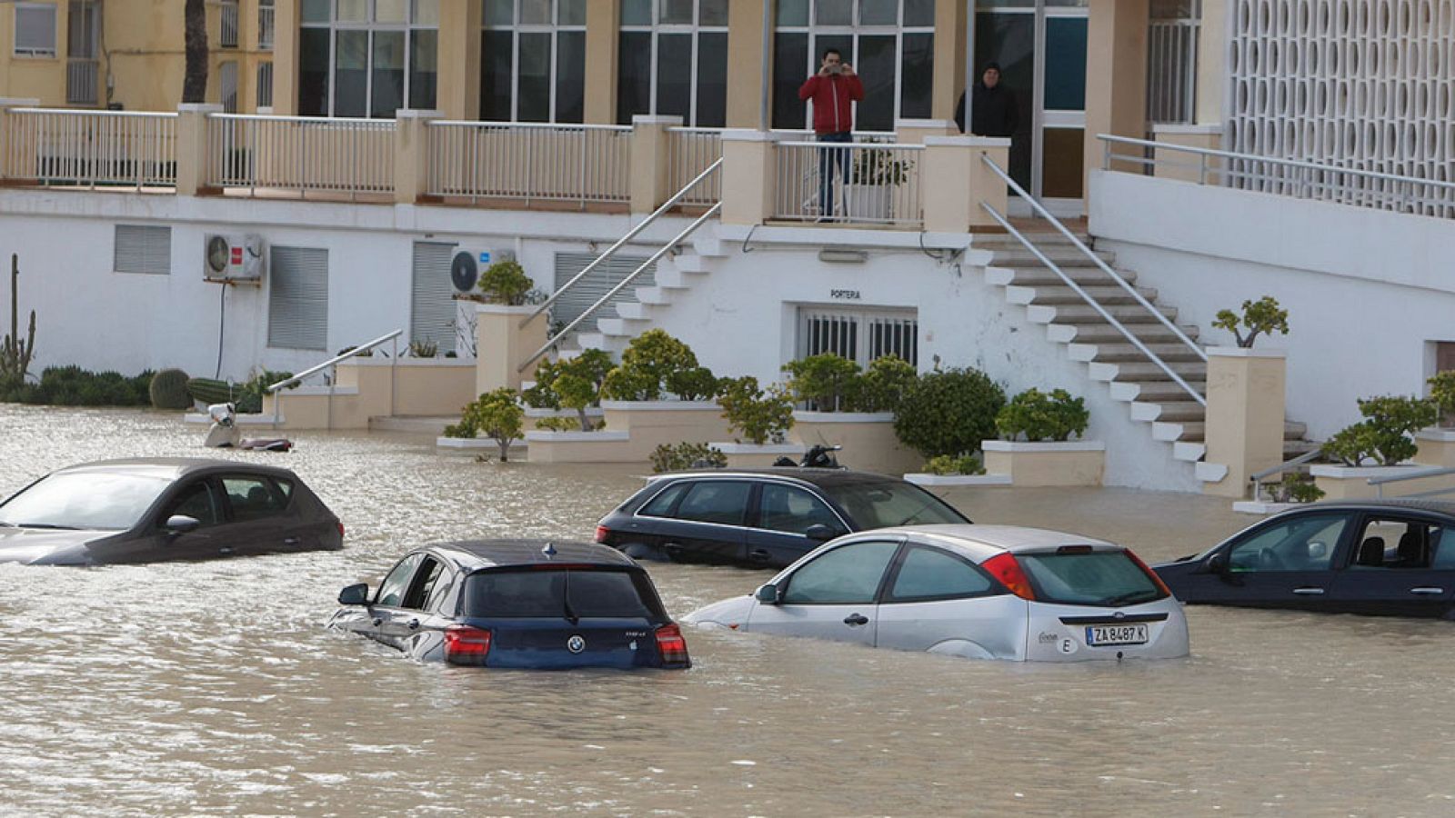 Una tromba de agua inunda Alicante