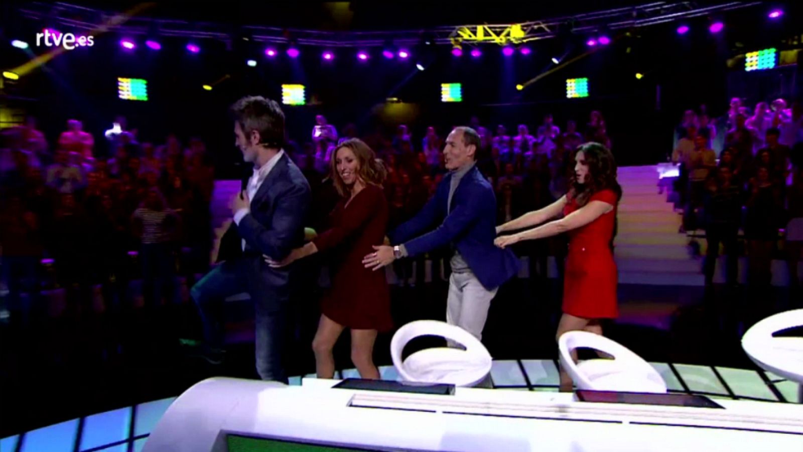 El gran reto musical - Los concursantes hacen el trenecito para bailar "La barbacoa" de Georgie Dann