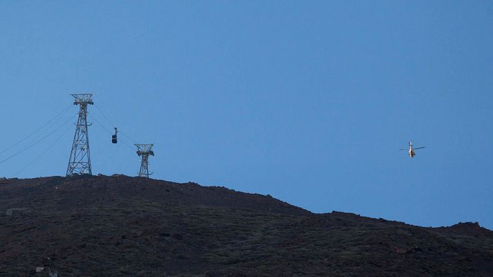 Telediario 1 - Cerca de 70 personas evacuadas de dos cabinas del Teleférico del Teide después de horas atrapadas