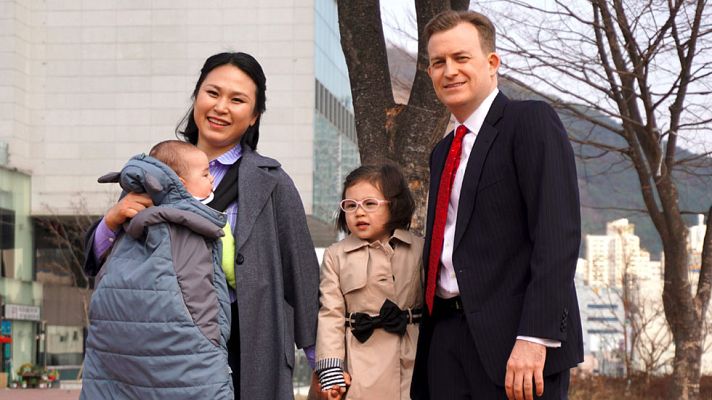 Telediario 1 - La madre de los niños protagonistas de un vídeo viral en la BBC pide acabar con los "prejuicios" sobre las familias multiculturales