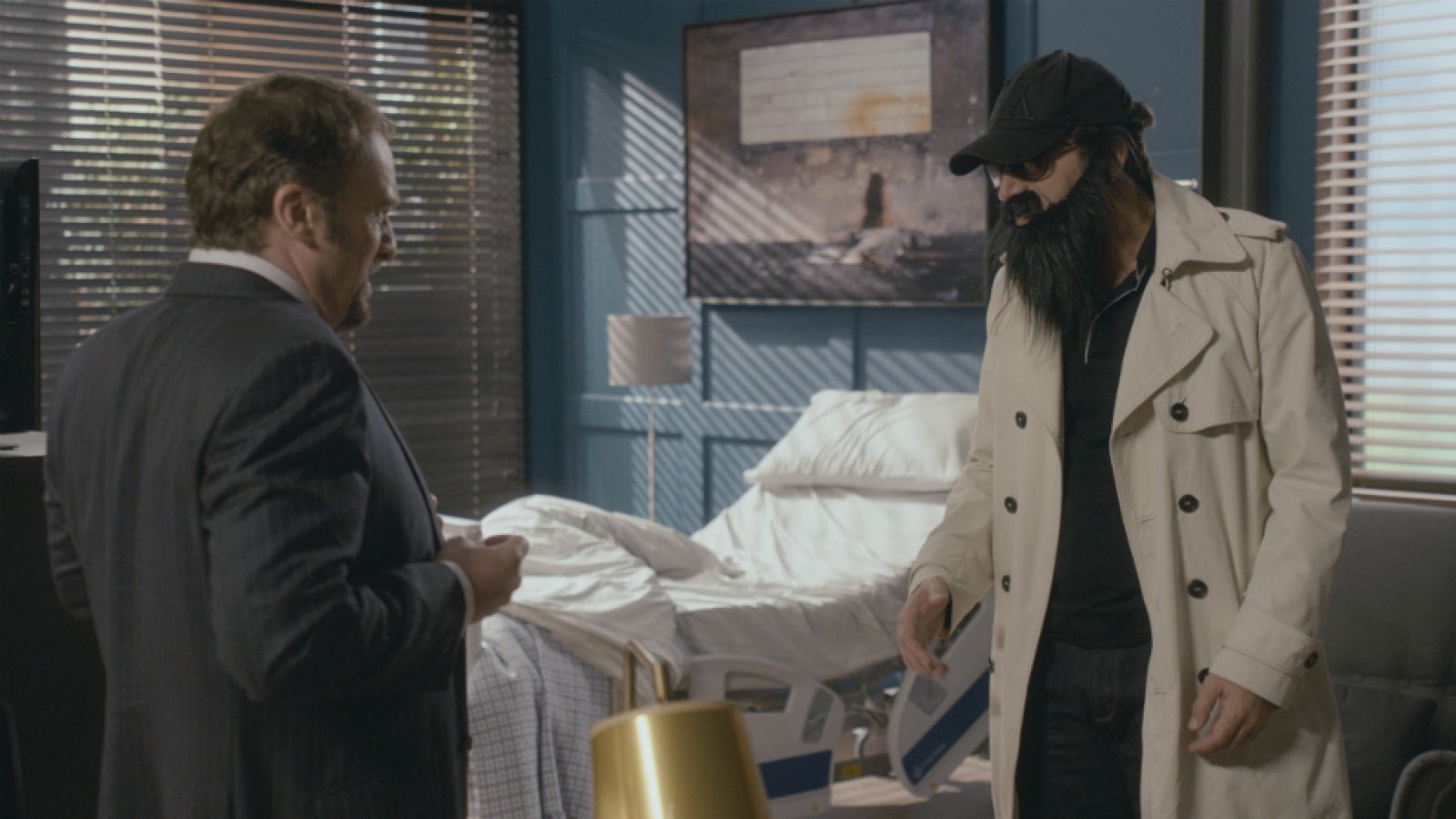 iFamily - Luis se disfraza con una gabardina y un bigote para salir a la calle