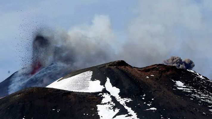 Telediario 1 - Una explosión del volcán Etna hiere a diez personas