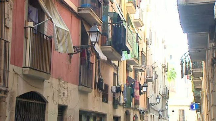 L'Informatiu - Els veïns del barri del Raval de Barcelona denuncien un augment  de les pressions per marxar dels seus pisos de lloguer