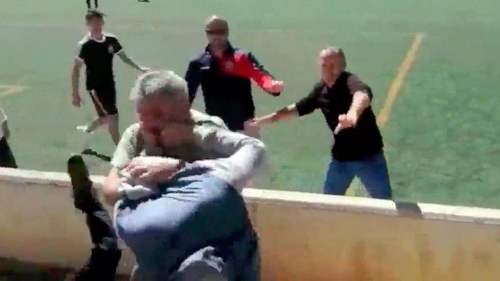 Telediario 1 - Pelea multitudinaria entre padres en un partido de fútbol infantil
