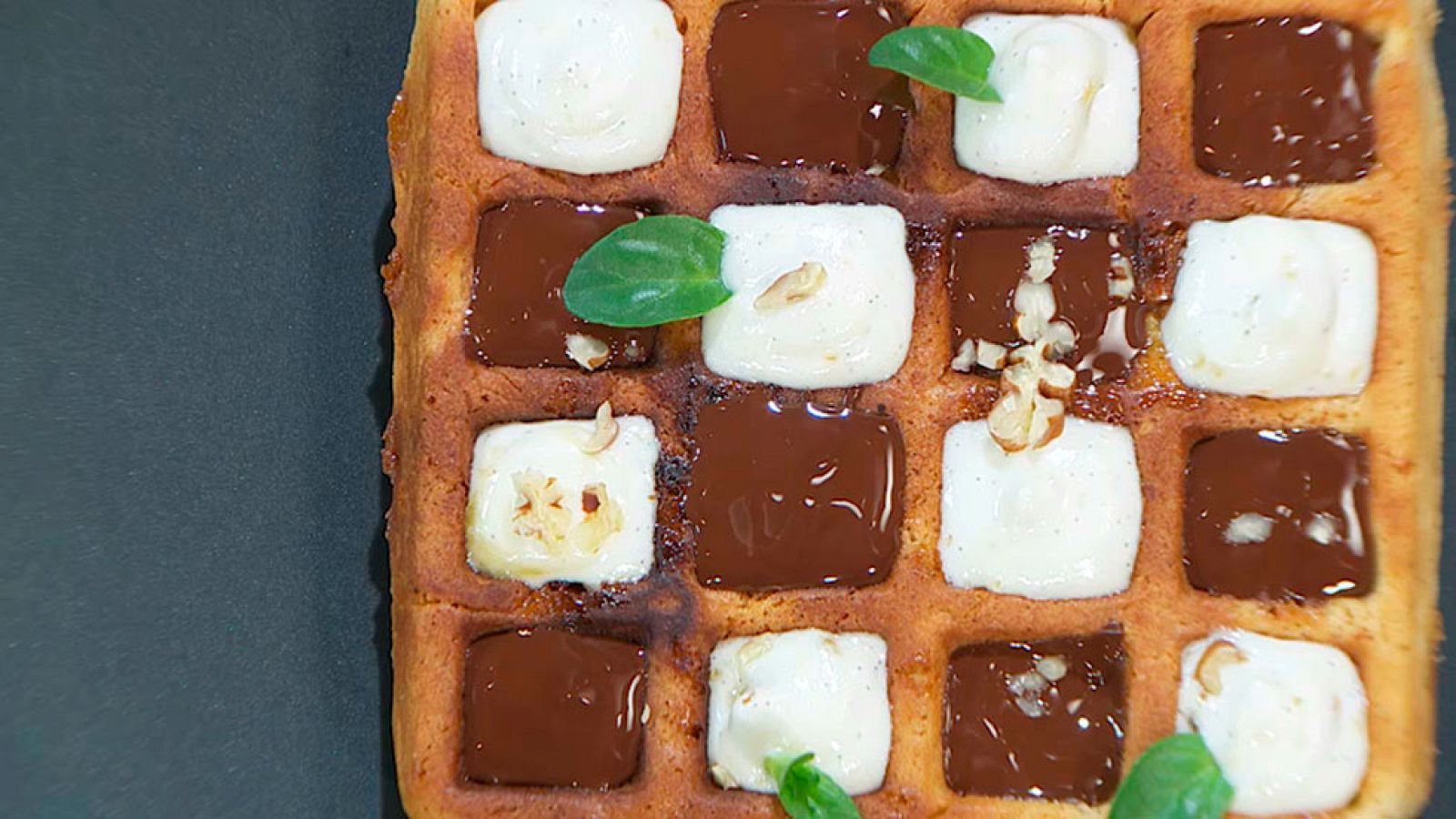 Torres en la cocina - Gofres dulces de naranja con chocolate y naranja confitada con chocolate