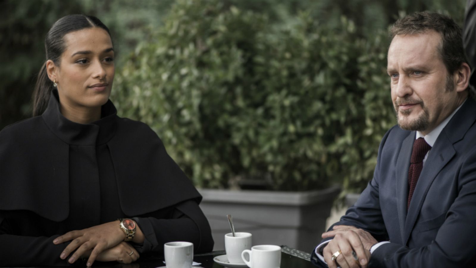 iFamily - Quirón intenta seducir a Isa a petición de Luis