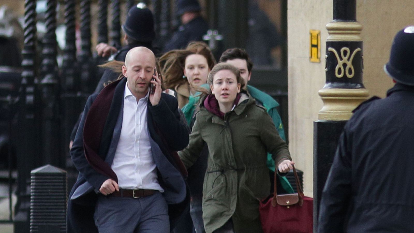 El Gobierno español no tiene constancia por el momento de que haya españoles entre las víctimas del atentado terrorista perpetrado en las inmediaciones del Parlamento británico, en Londres. Los servicios consulares del Ministerio de Asuntos Exteriore