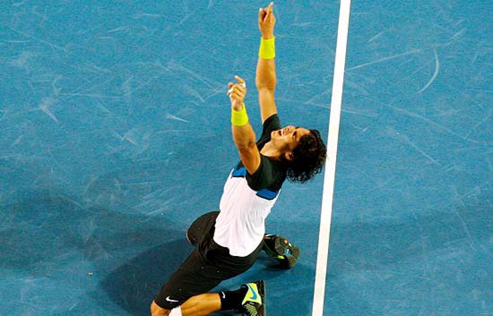 Rafael Nadal ha pasado a la final del Abierto de Tenis de Australia, donde le espera Federer, tras vencer a su compatriota Fernando Verdasco.