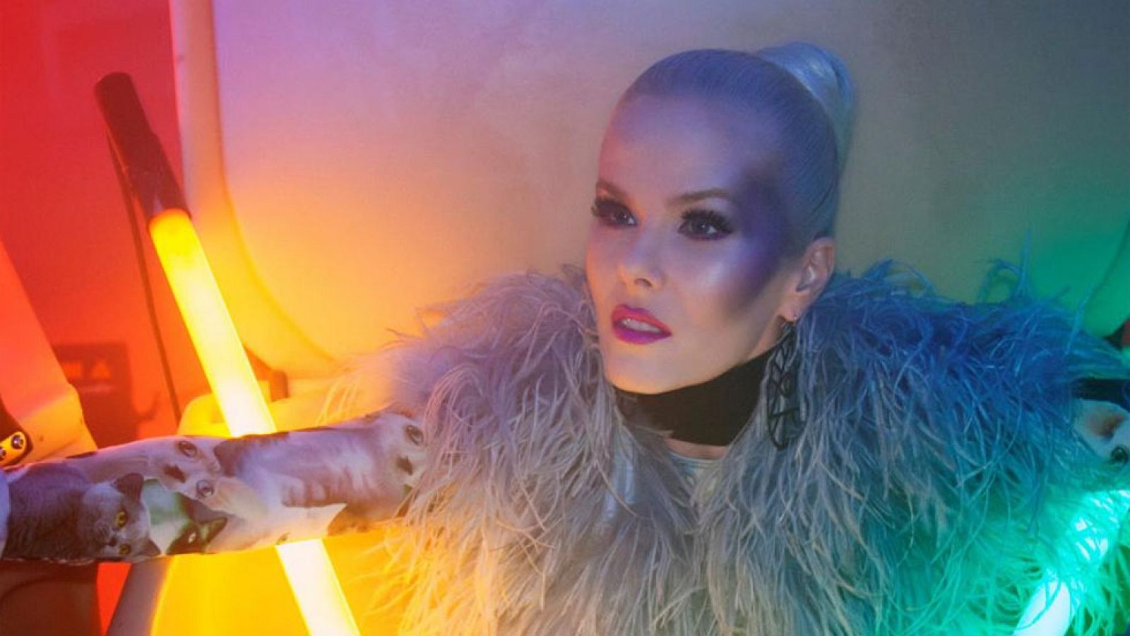 Eurovisión 2017 - Islandia: Svala canta "Paper"