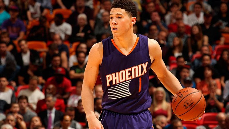 El escolta de los Suns Devin Booker ha entrado en los libros de los récords de la NBA al haber anotado 70 puntos en un partido, algo que solo han conseguido seis jugadores en la historia de la NBA.