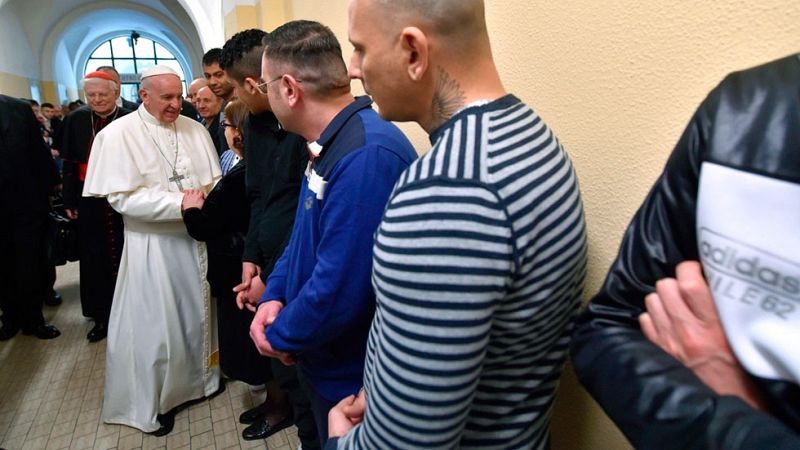 Visita multitudinaria del Papa a Milán