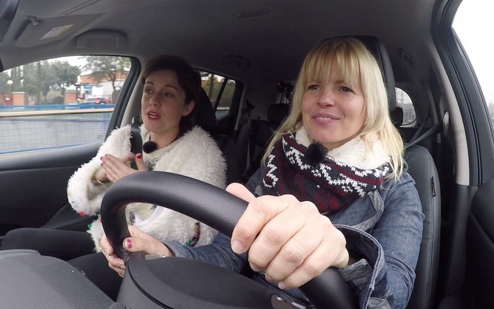 'Entrevista' - Lluvia Rojo