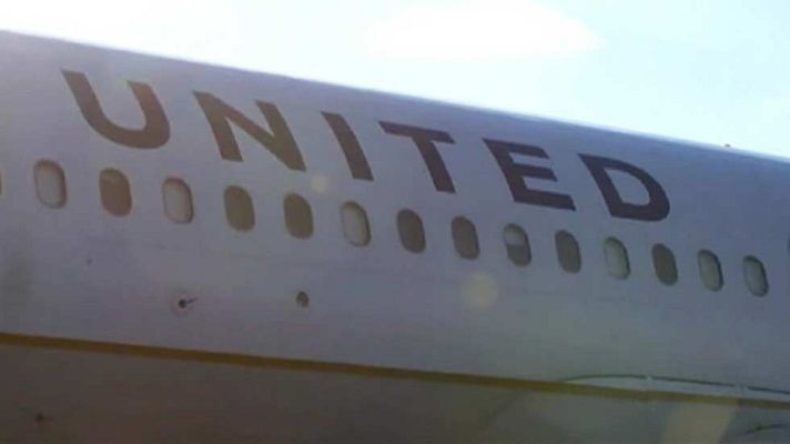 Telediario 1 - United Airlines prohíbe embarcar a tres chicas por llevar leggins
