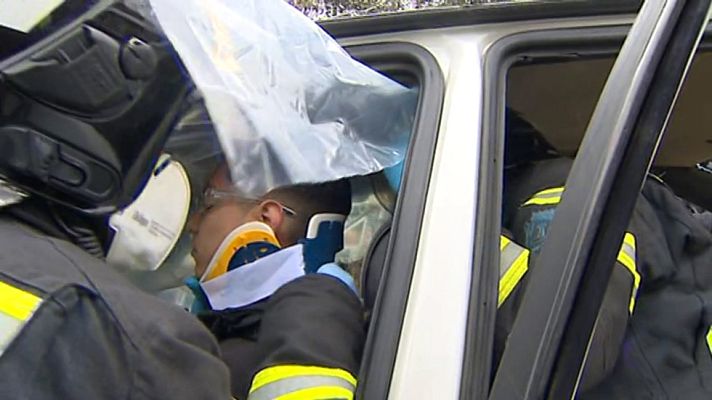 Telediario 1 - Cruzar la calle mirando el móvil puede provocar un accidente múltiple