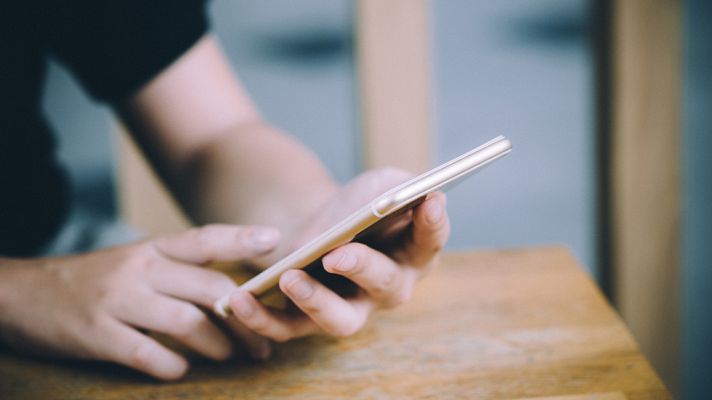 Telediario 1 - Un 30% de los jóvenes españoles considera inevitable que su pareja lo controle a través del móvil