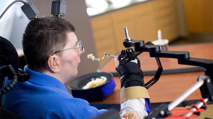 Telediario 1 - Un tetrapléjico vuelve a mover el brazo con una prótesis