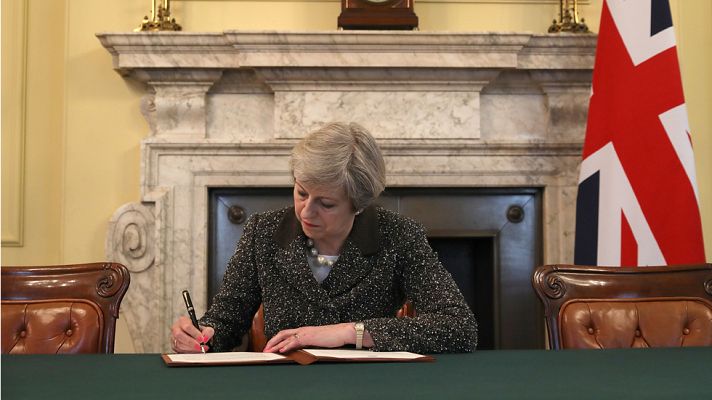  - Theresa May firma la carta en la que solicitará el 'Brexit' a la UE