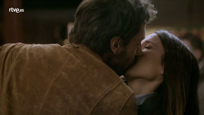 iFamily - Kike se decide y besa a Lola en el bar de Curro