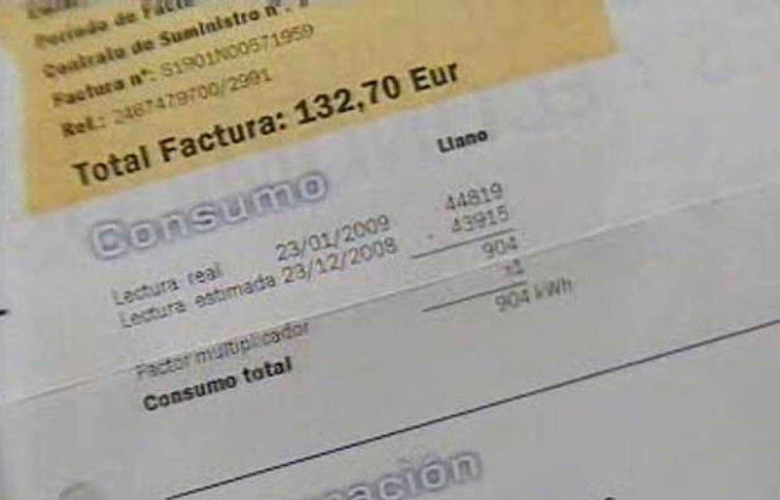 Las quejas de los consumidores por el importe de facturas de la luz han llevado a dos Comunidades, Madrid y Andalucía, a abrir expedientes informativos a las compañías eléctricas. Investigarán si las eléctricas cobran de más a los usuarios.