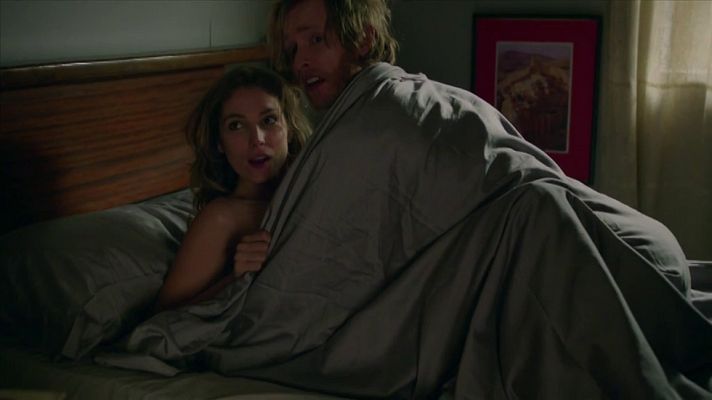 Cuéntame cómo pasó - Merche pilla a Toni y Deborah en plena faena