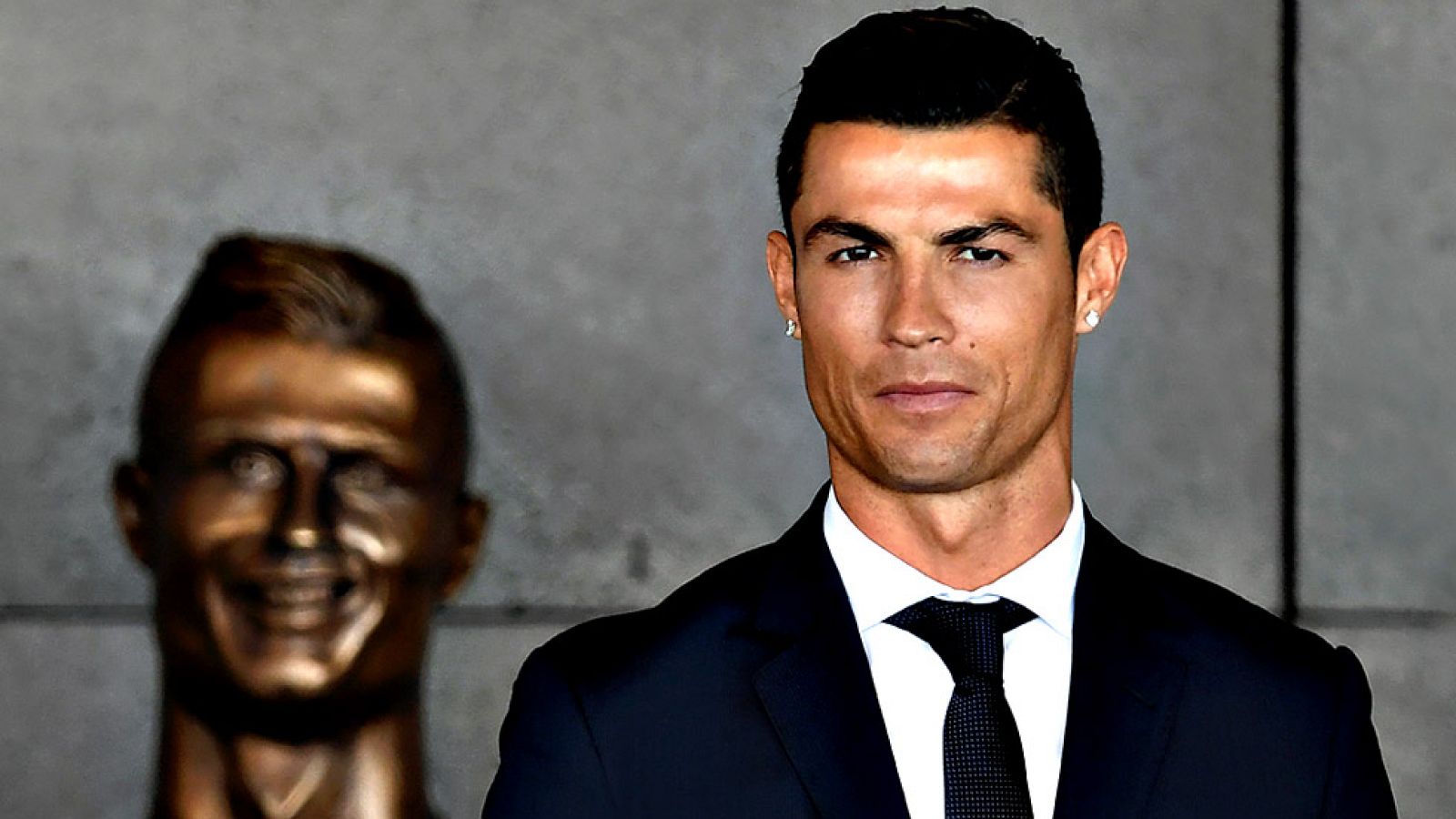 Cristiano Ronaldo se declaró hoy "feliz y honrado" por el homenaje que le ha rendido su tierra natal, Funchal, al bautizar el aeropuerto de la isla con su nombre.