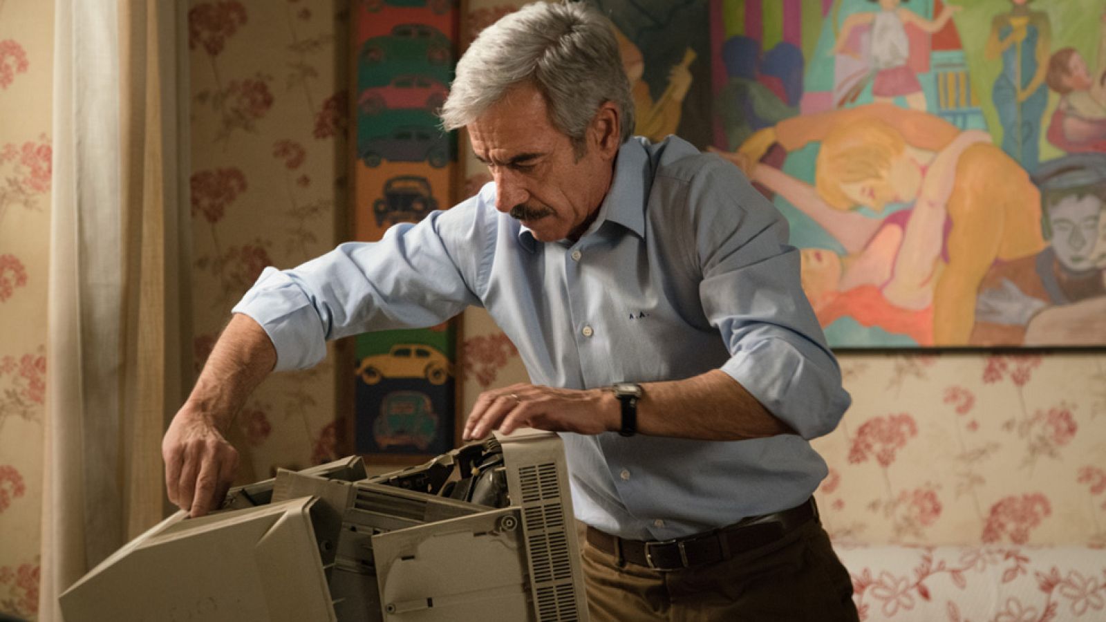 Cuéntame cómo pasó - Antonio se carga el ordenador de Deborah