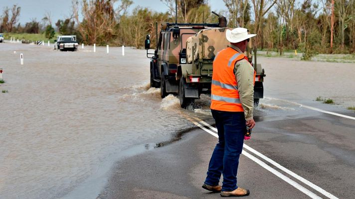 Telediario 1 - El ciclón 'Debbie' arrasa amplias zonas en la costa noreste de Australia