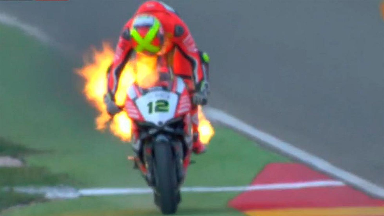 La moto de Xavi Forés arde en plena carrera