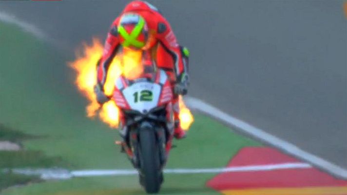  - La moto de Xavi Forés arde en plena carrera