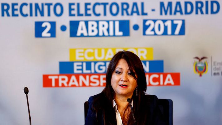 Telediario 1 - Un 44% de los electores ecuatorianos  votan en España