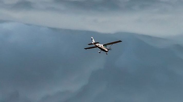 Telediario 1 - Una avioneta aterriza en una autopista