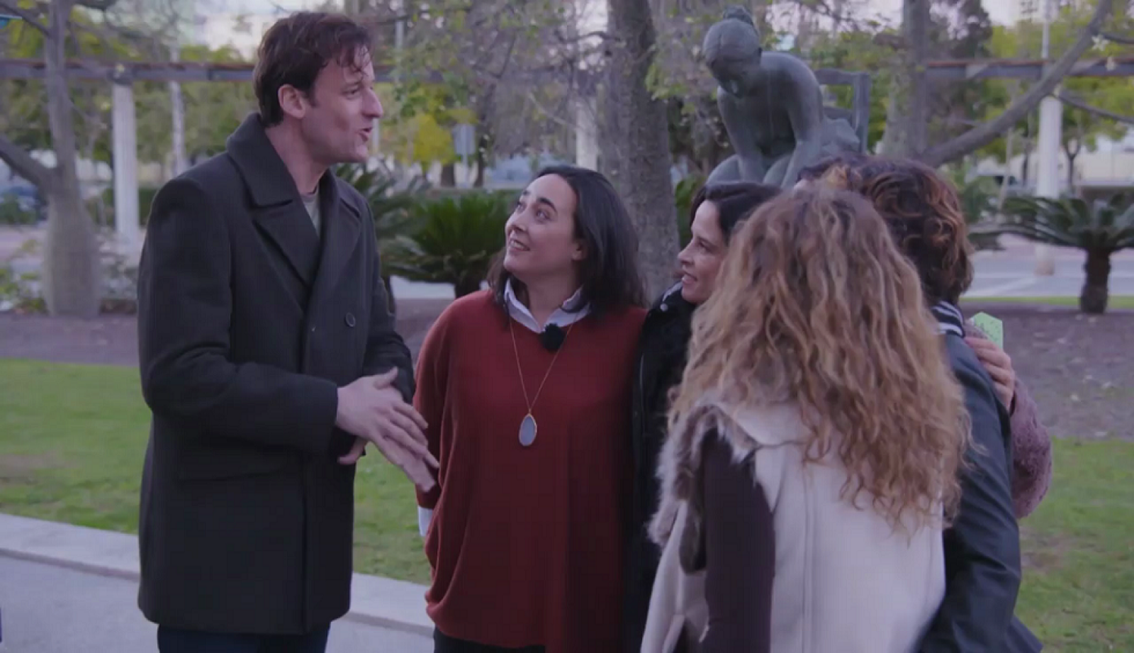 Reunión de amigas de la infancia - El árbol de los deseos | Ver