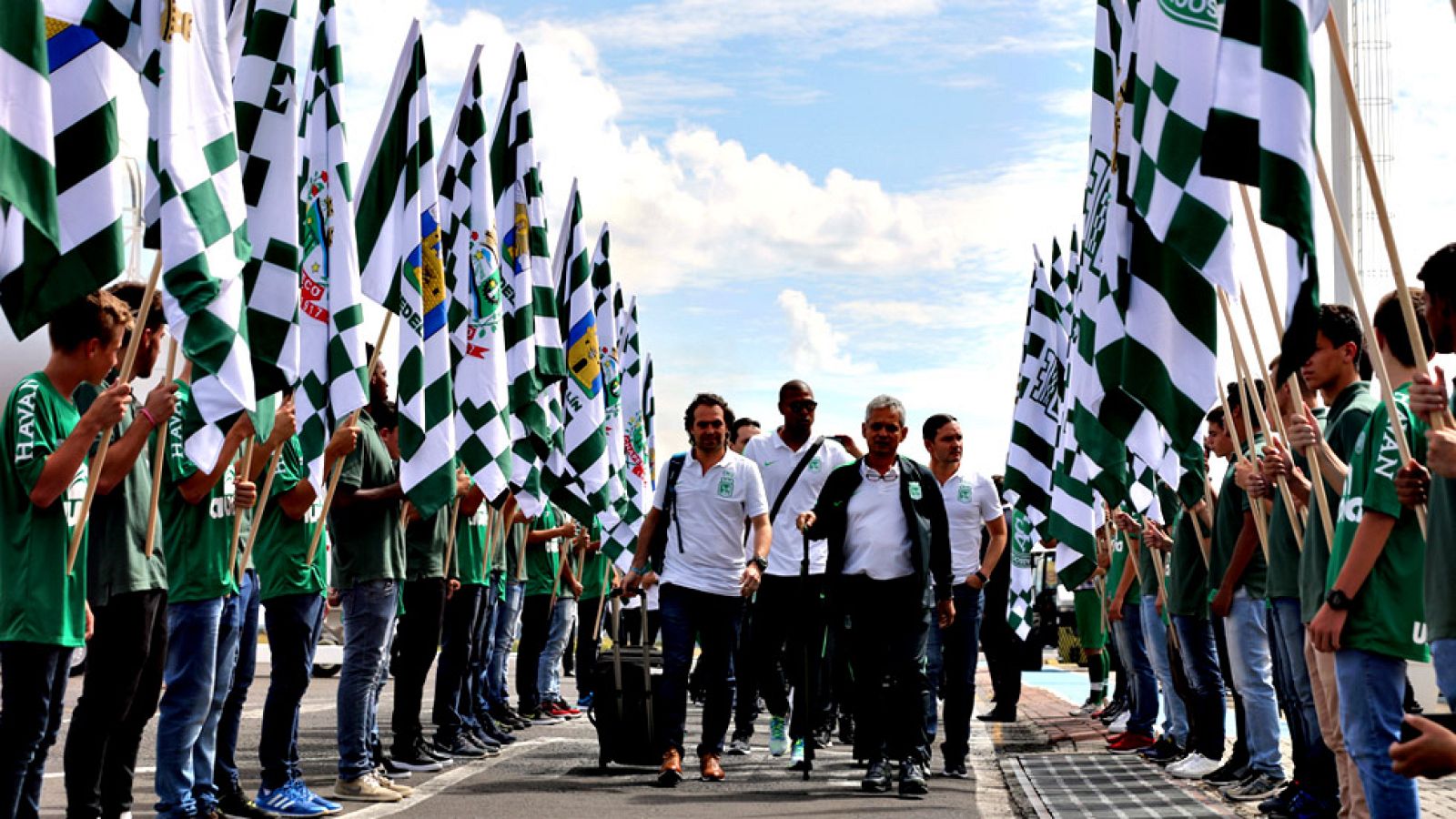 Los jugadores del Atlético Nacional colombiano fueron recibidos hoy como héroes por los aficionados del Chapecoense a su llegada al aeropuerto de Chapecó, en el sur de Brasil, donde este martes jugarán la ida de la final de la Recopa Sudamericana ant
