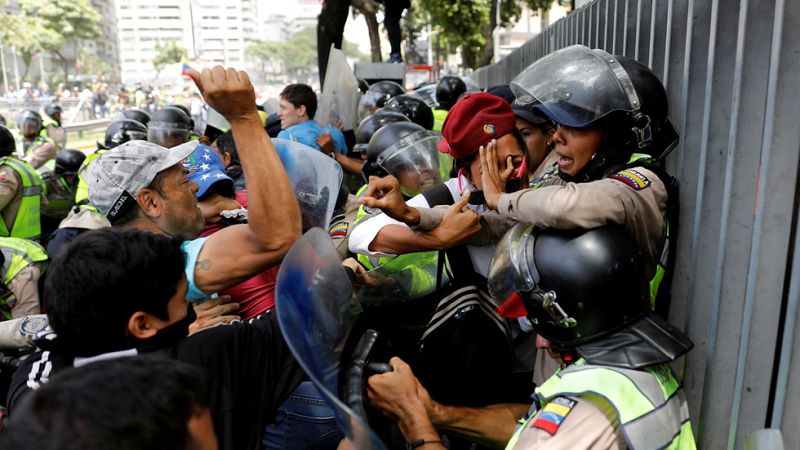 La policía venezolana disuelve una marcha de diputados opositores | Ver