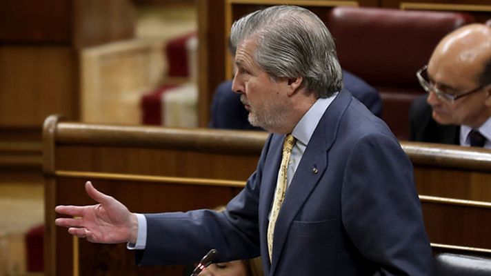 Telediario 1 - Un diputado del PSOE dedica unos versos al ministro de Cultura por no rebajar el IVA del cine