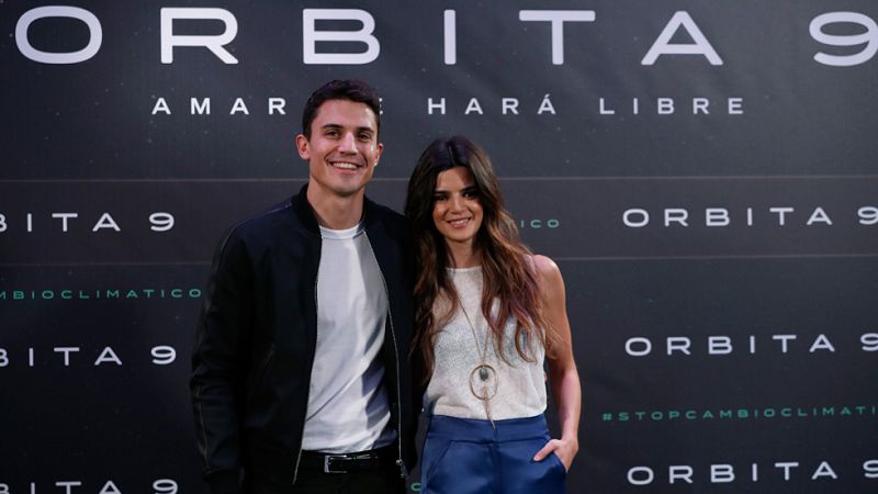 Entrevista a Álex González y Clara Lago, protagonistas de 'Órbita 9': "Todos somos sin saberlo marionetas de quienes dominan el planeta" | Ver