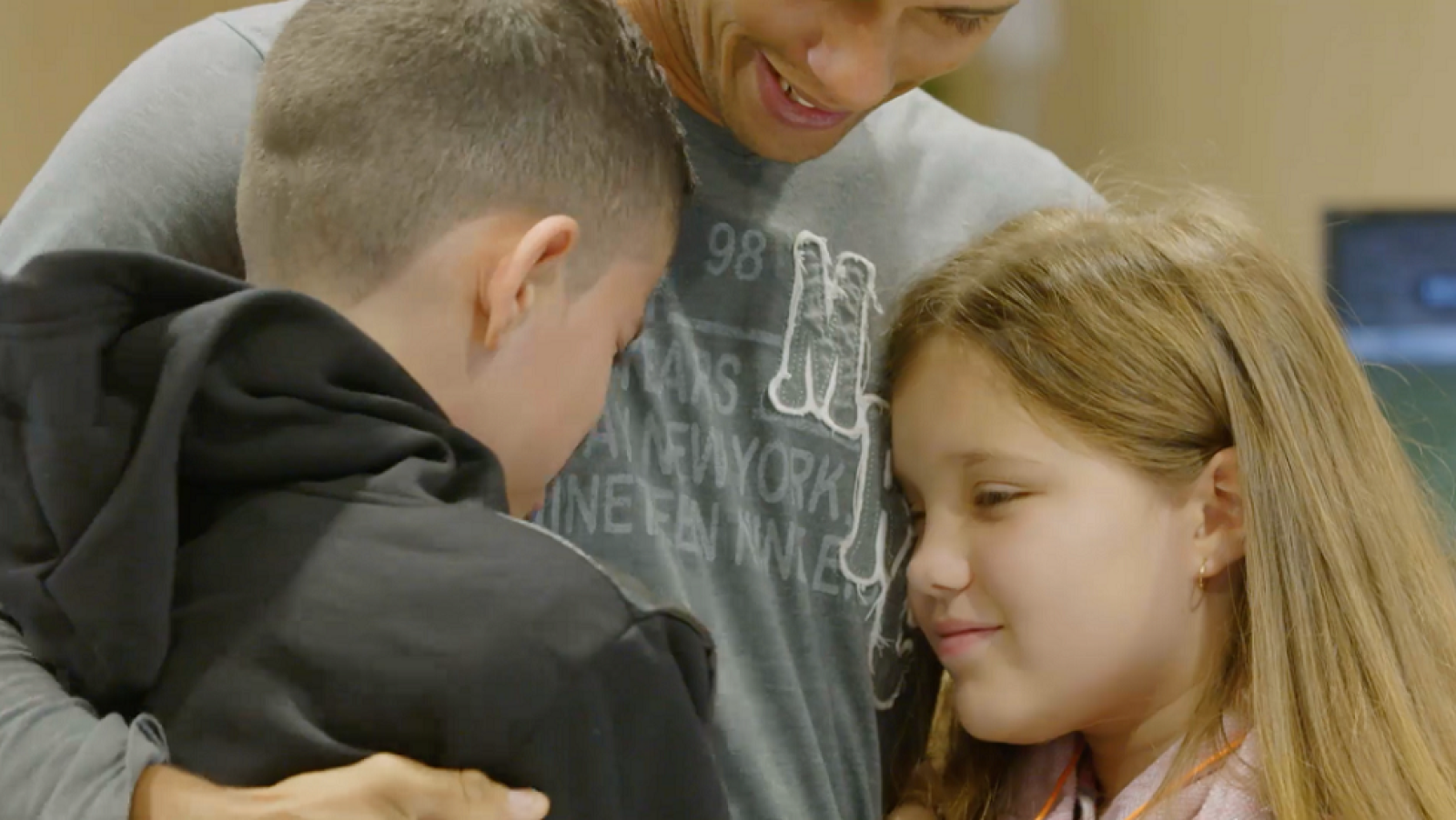 Reencuentro con su padre que vive en Brasil y hace más de 5 años que no se ven - El árbol de los deseos | Ver